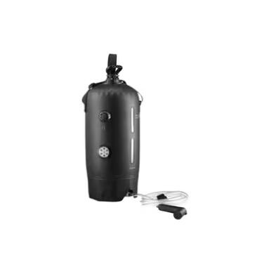 Eine tragbare, schwarze Solardusche in zylindrischer Form vor einem weißen Hintergrund. Der Druckbehälter hat einen Tragegriff an der Oberseite, eine Füllstandsanzeige an der Seite und ein integriertes Ventil. Am unteren Ende ist ein transparenter Schlauch mit einem kompakten Duschkopf angeschlossen.