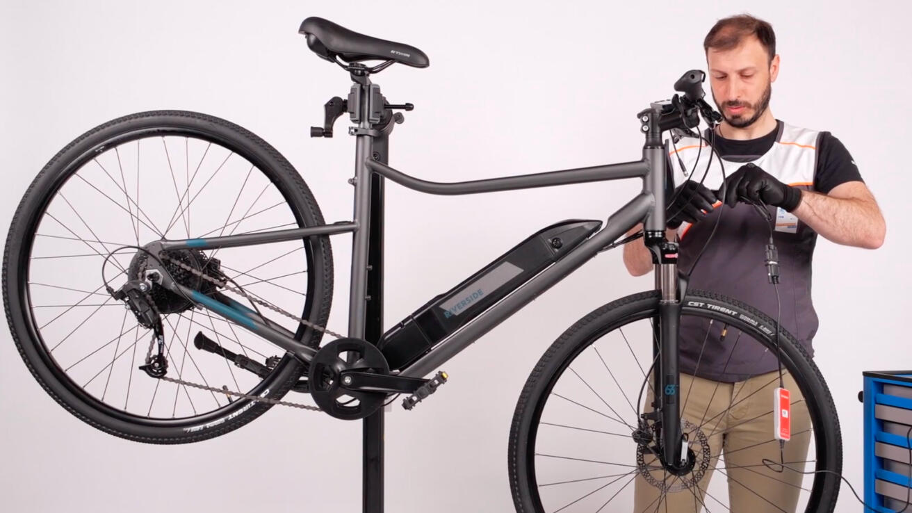 Técnico de taller haciendo una revisión de una bicicleta