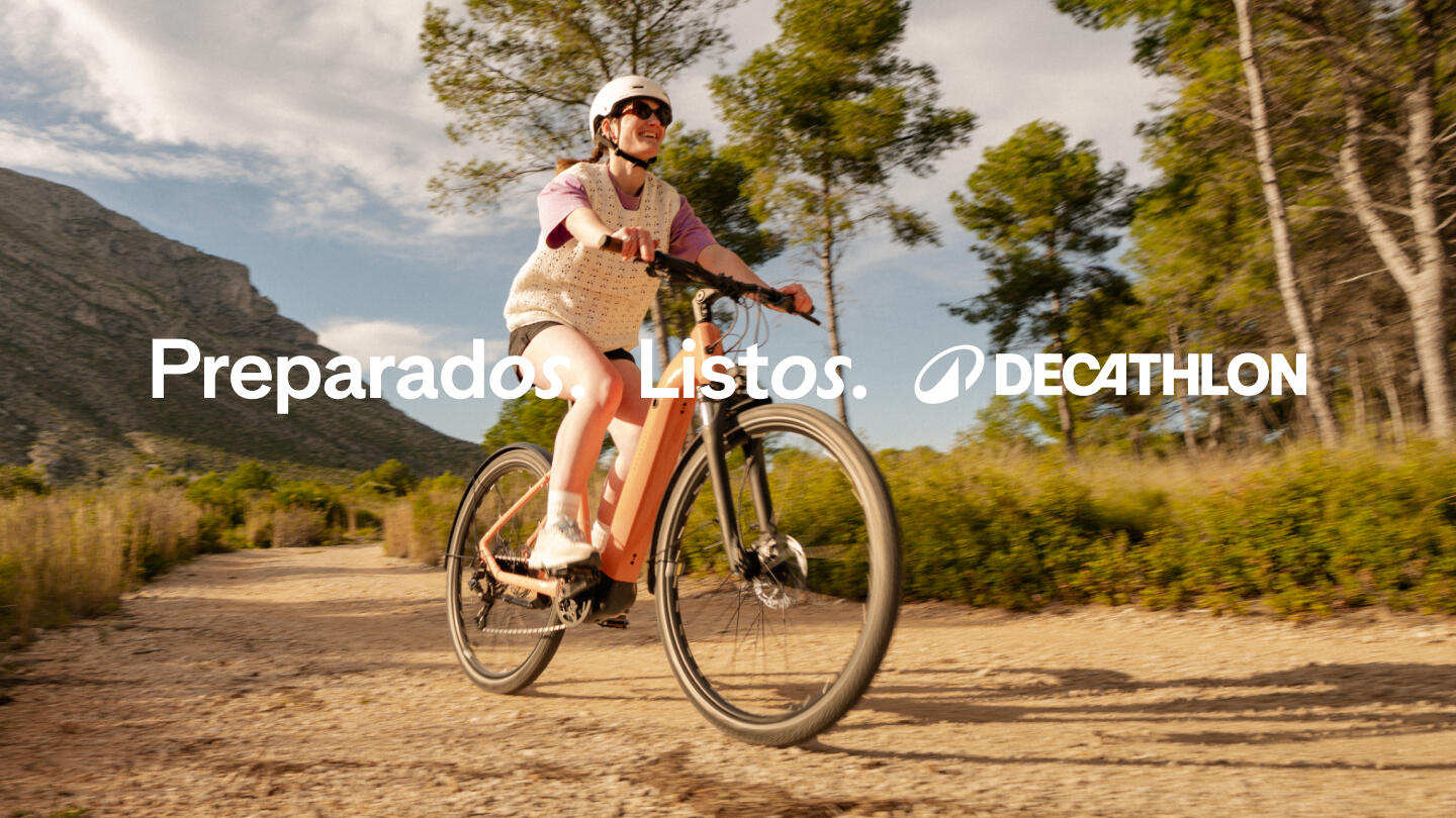 Preparados. Listos. Decathlon. Mujer en bicicleta eléctrica.