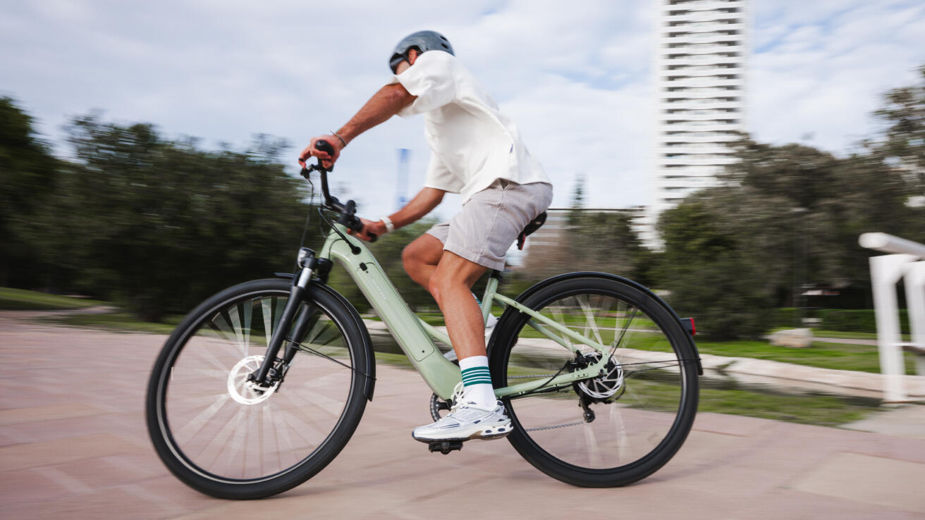 hombre en bicicleta eléctrica