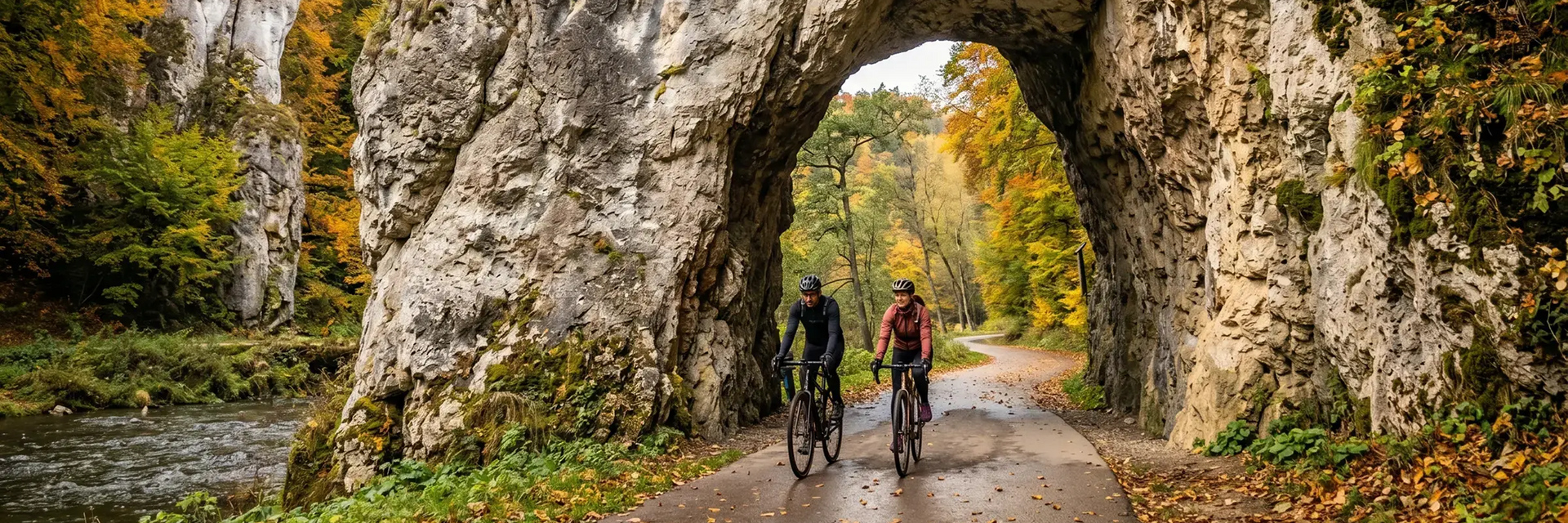 Rowerzyści w kaskach jadący rowerem przez Ojcowski Park Narodowy