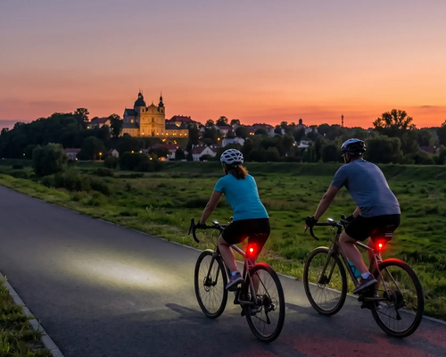Rowerzyści na rowerach w kaskach jadący rowerami do Góry Kalwarii