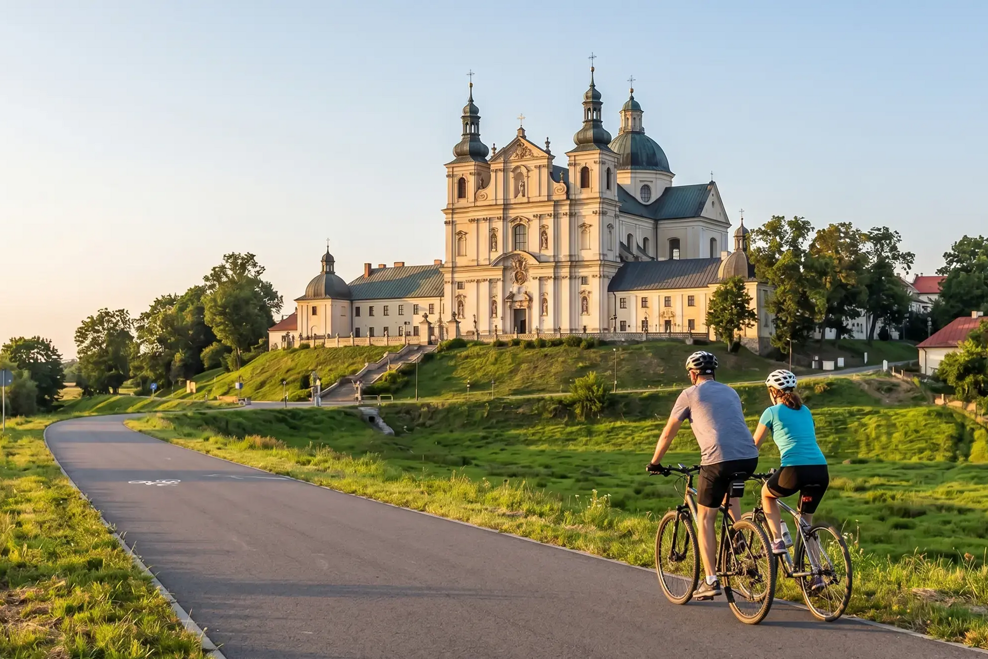 Rowerzyści w kaskach jadący rowerami ścieżką rowerową