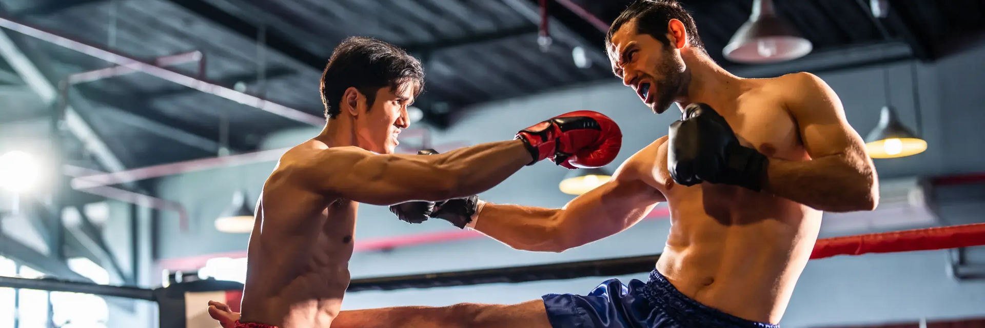 Mężczyźni trenujący savate na ringu