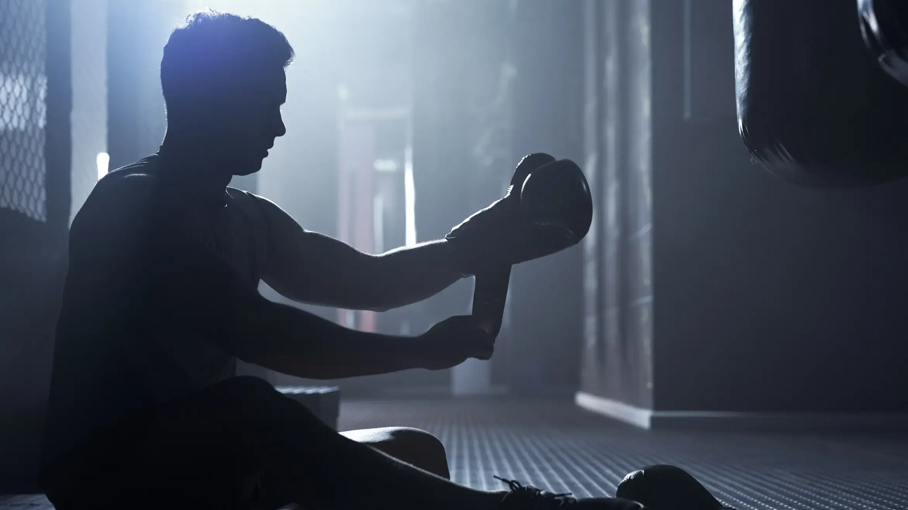 Mężczyzna zakładający rękawice do savate w szatni
