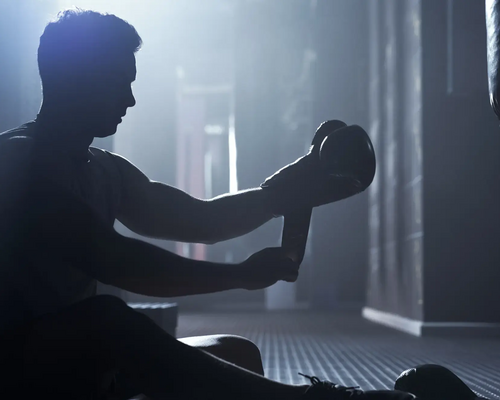 Mężczyzna ubierający rękawice do savate