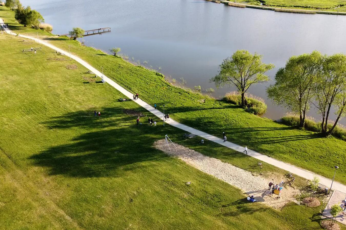 Widok na ludzi spędzających wolny czas na świeżym powietrzu