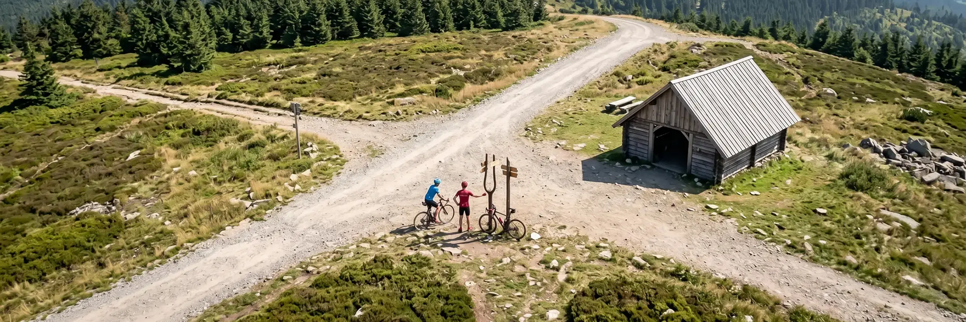 Rowerzyści na rowerach rozmawiający na trasie rowerowej Jakuszyce