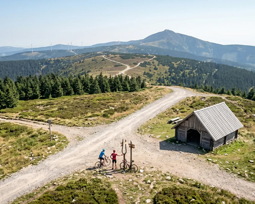 Rowerzyści na rowerach rozmawiający na trasie rowerowej Jakuszyce