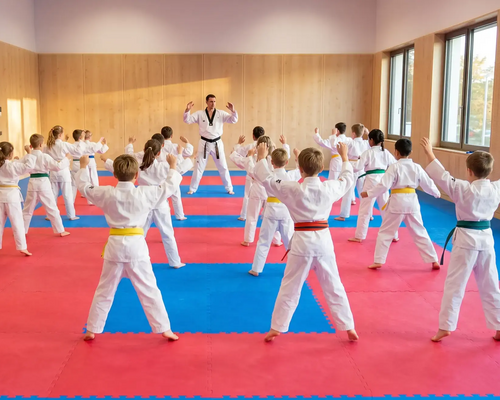 Trener ćwiczący judo z dziećmi w judogach