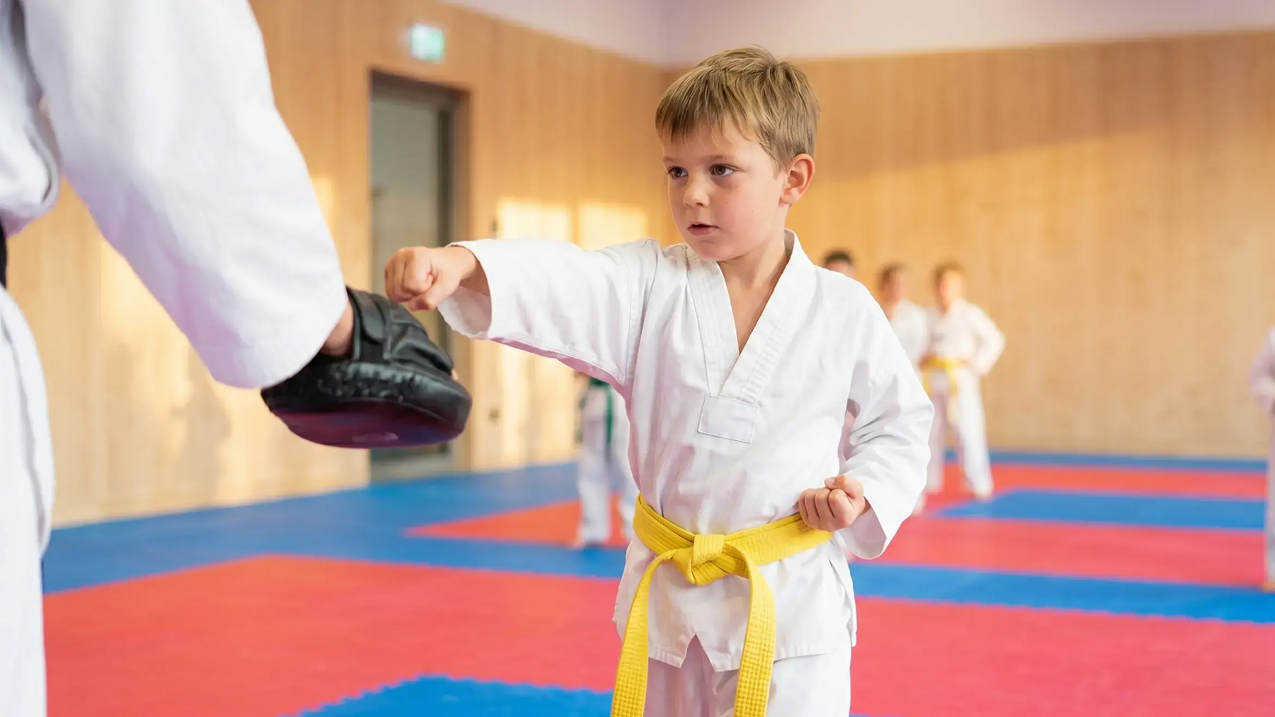 Chłopiec trenujący taekwondo