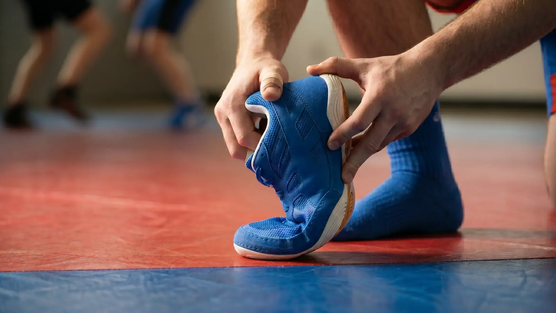 Mężczyzna sprawdzający buty zapaśnicze