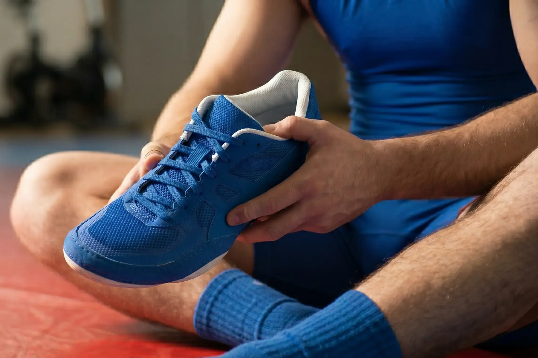 Mężczyzna trzymajacy w rękach buty