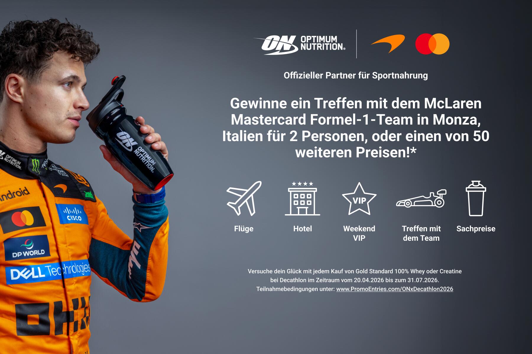 Mann in Formel 1 Bekleidung trinkt Proteinshake