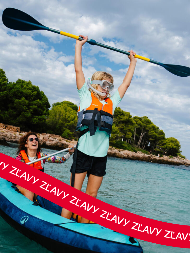 Pádlujúcí pár na paddleboardoch