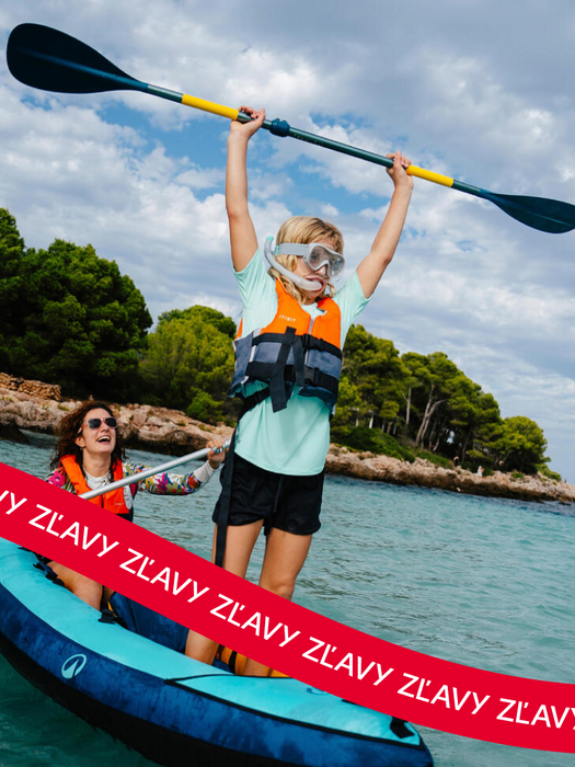 Pádlujúcí pár na paddleboardoch