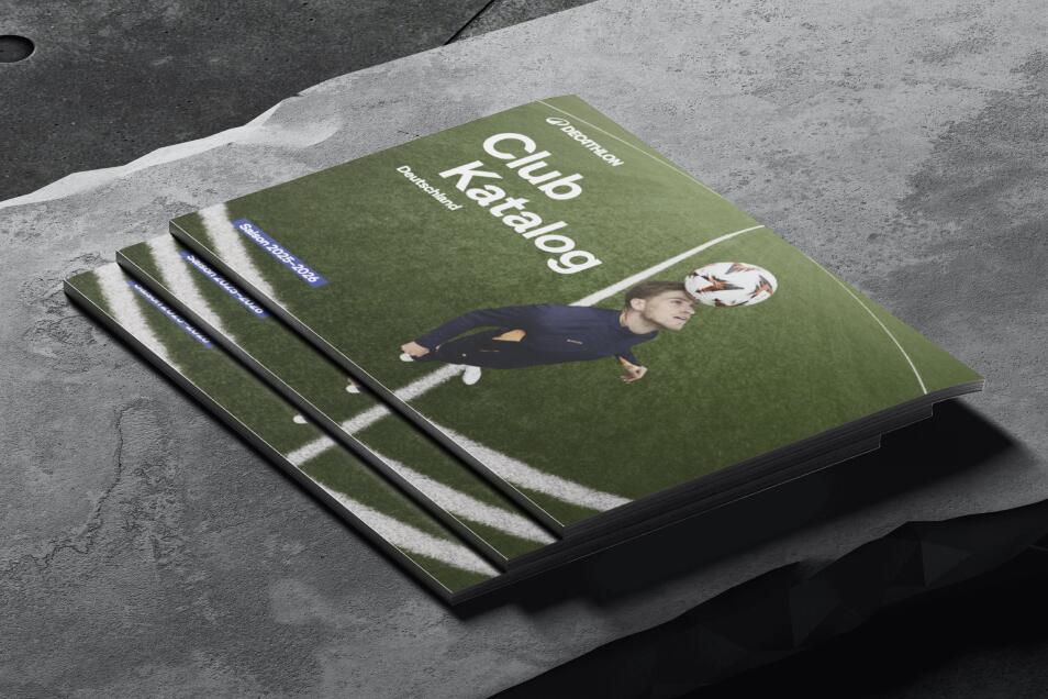 Karten mit Schriftzug "Club Katalog" auf einer grauen Oberfläche.