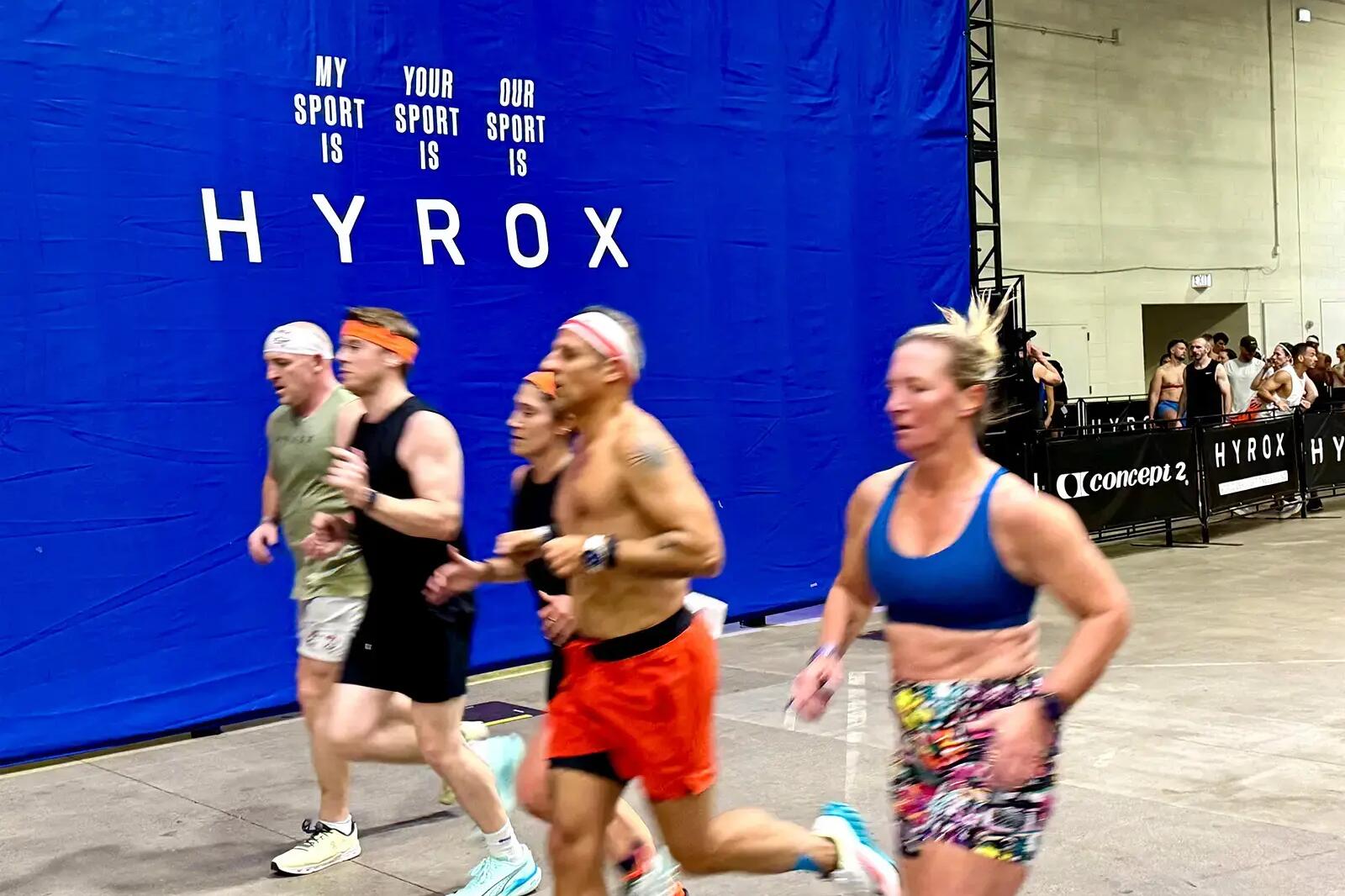 Ludzie biegnący w zawodach Hyrox