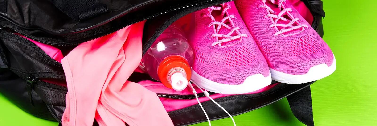 Bidon buty i koszulka wystająca z plecaka