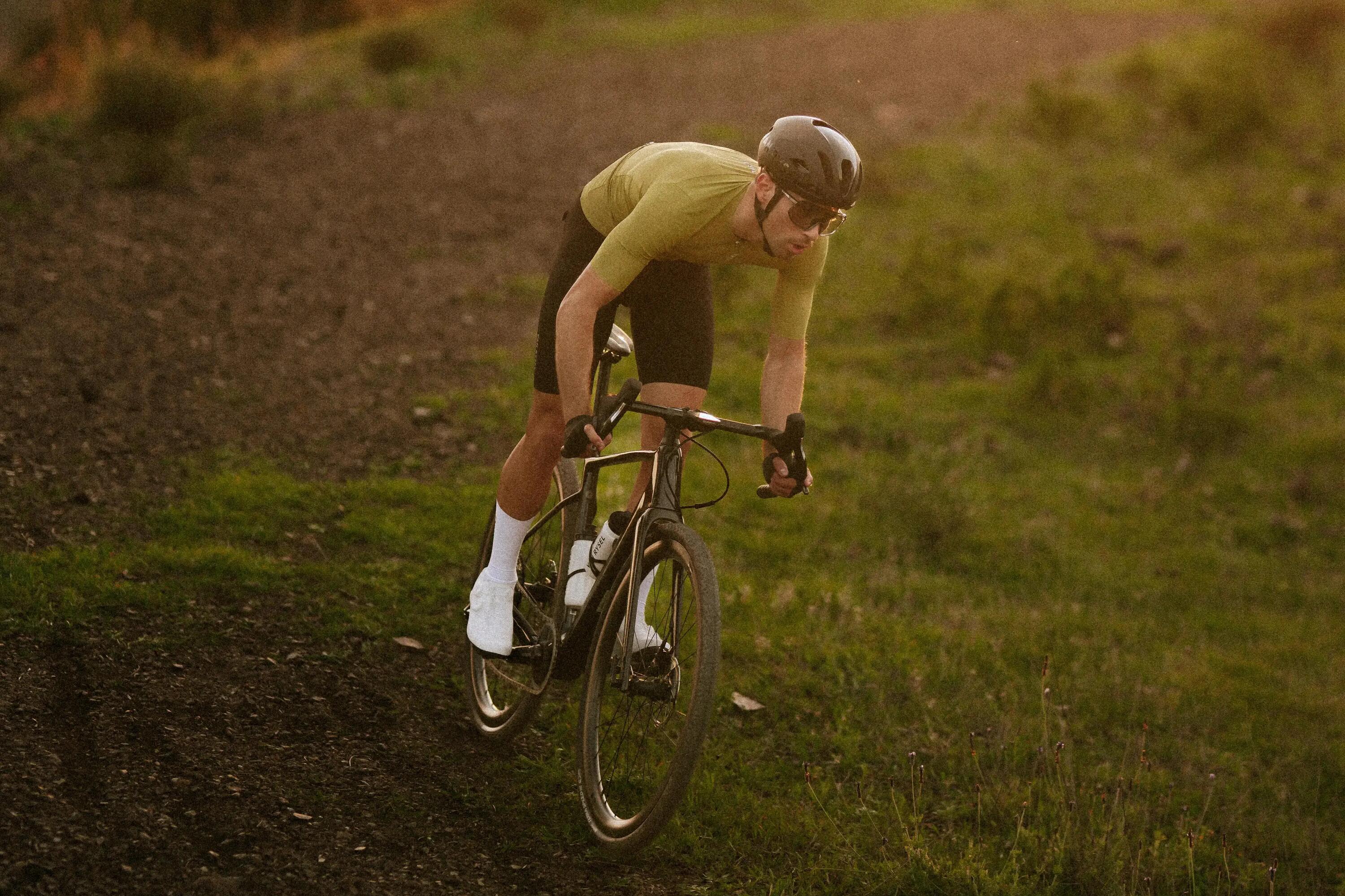 Ciclista de gravel con equipación y bicicleta de Van Rysel