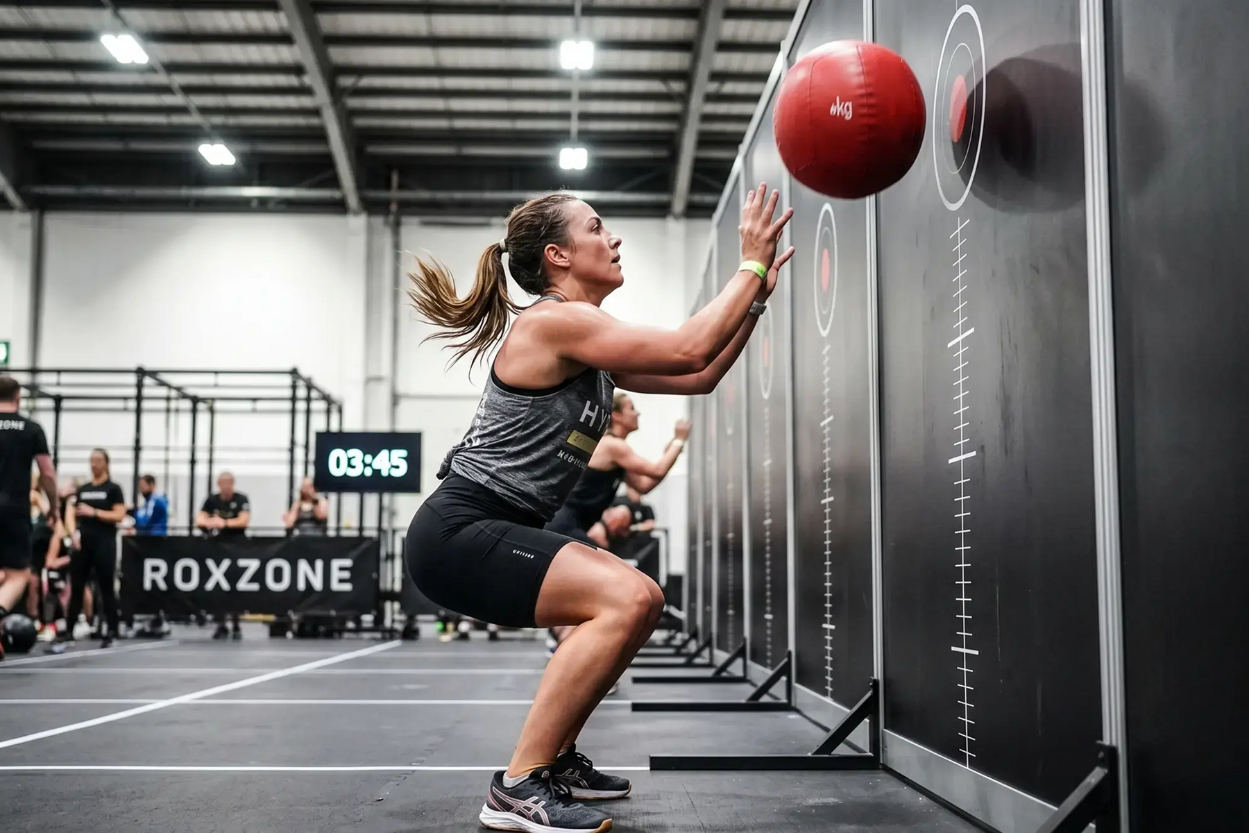 Kobieta wykonująca ćwiczenie wall balls