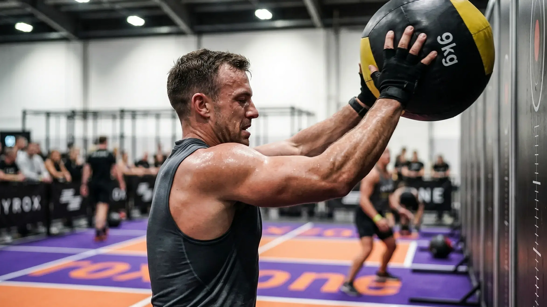Mężczyzna wykonujący ćwiczenie wall balls