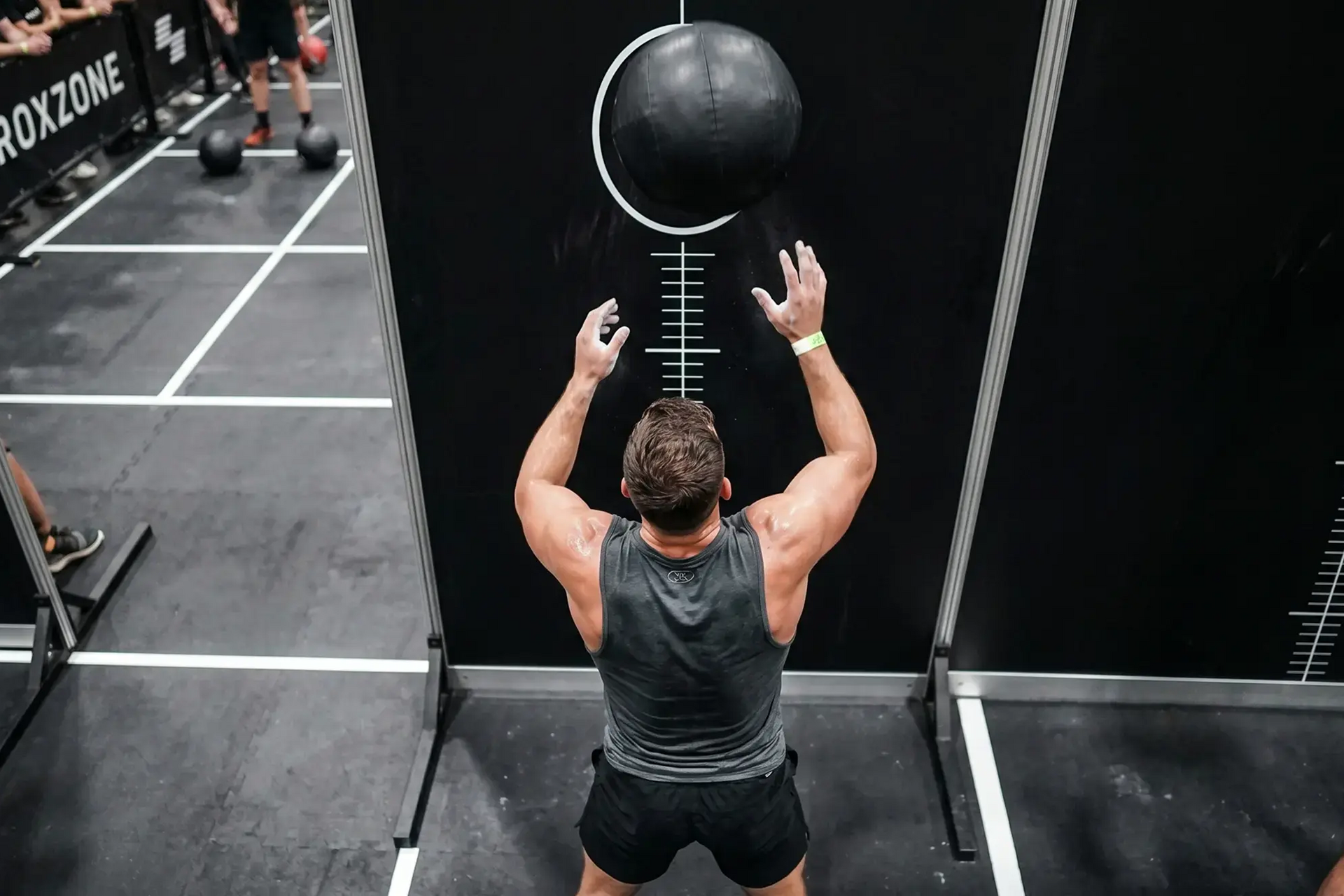 Mężczyzna wykonujący ćwiczenie wall balls