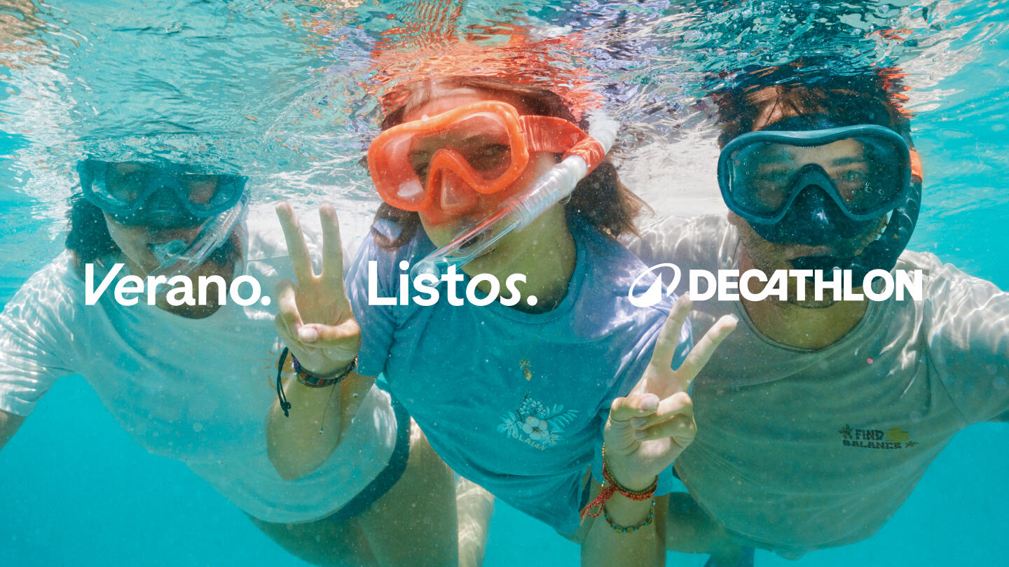 Personas con productos de Decathlpn en el mar