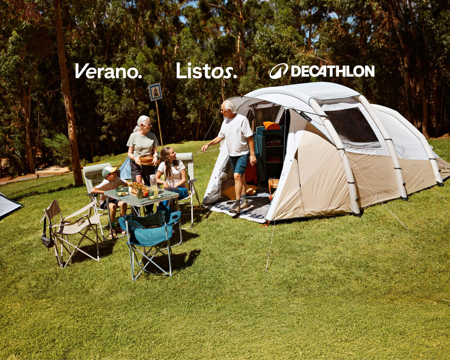 Personas con productos decathlon de camping.