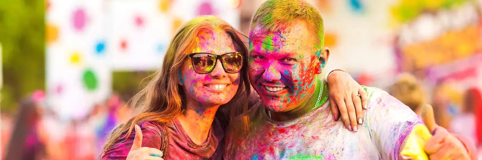 Para pozująca do zdjęcia na festiwalu kolorów