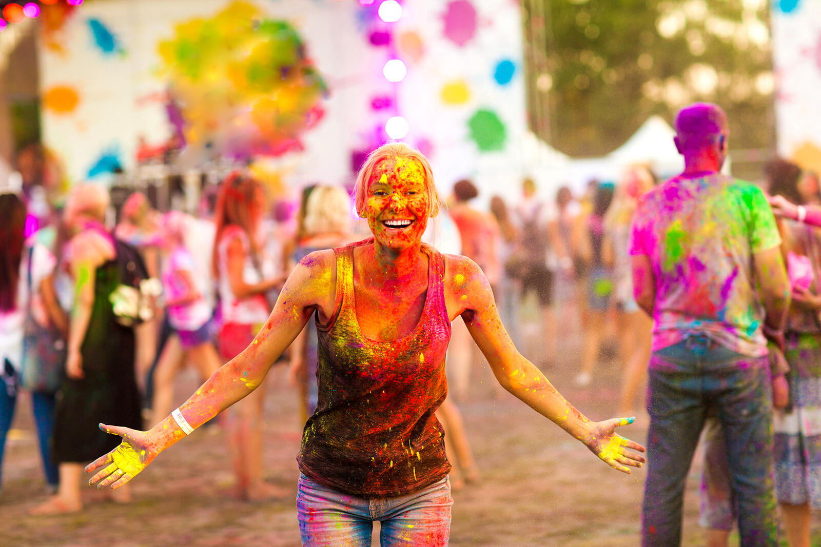 Kobieta na festiwalu kolorów