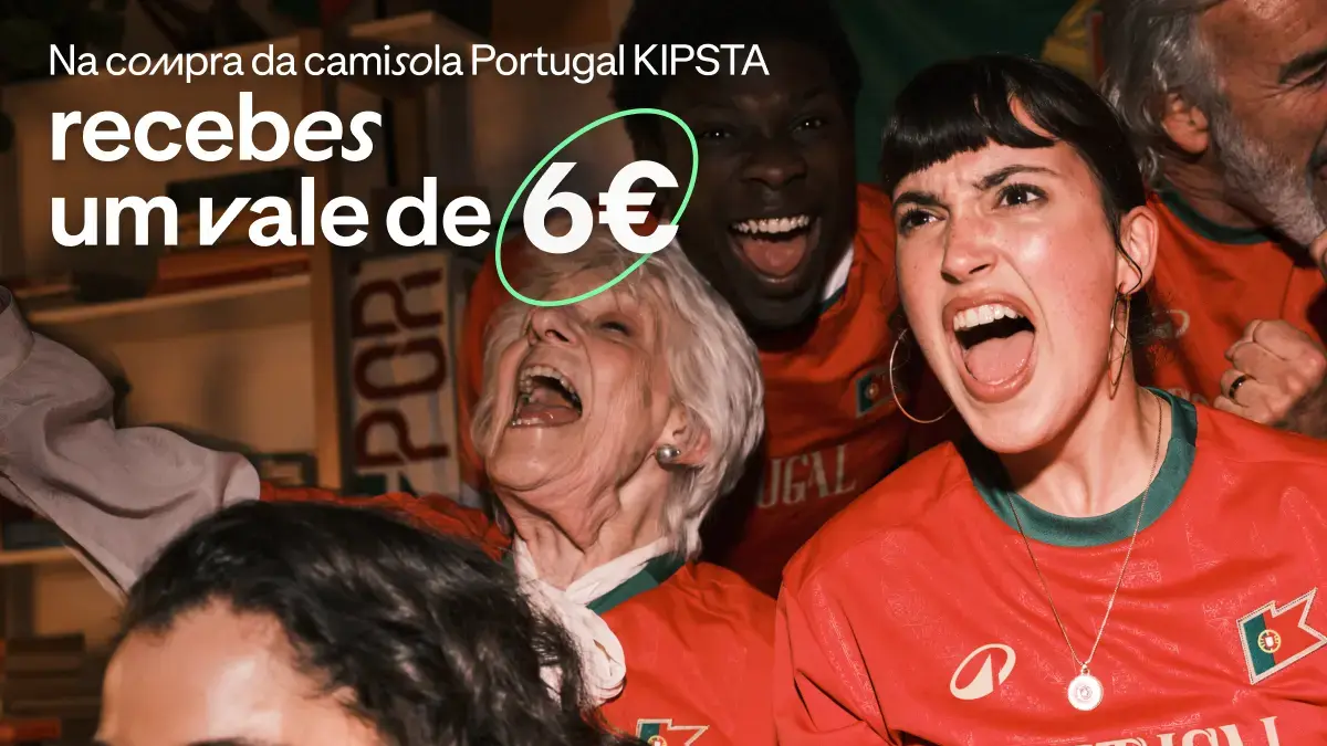 Adeptos entusiastas com a camisola de Portugal Kipsta celebram com oferta de vale de 6€ incluído na compra.