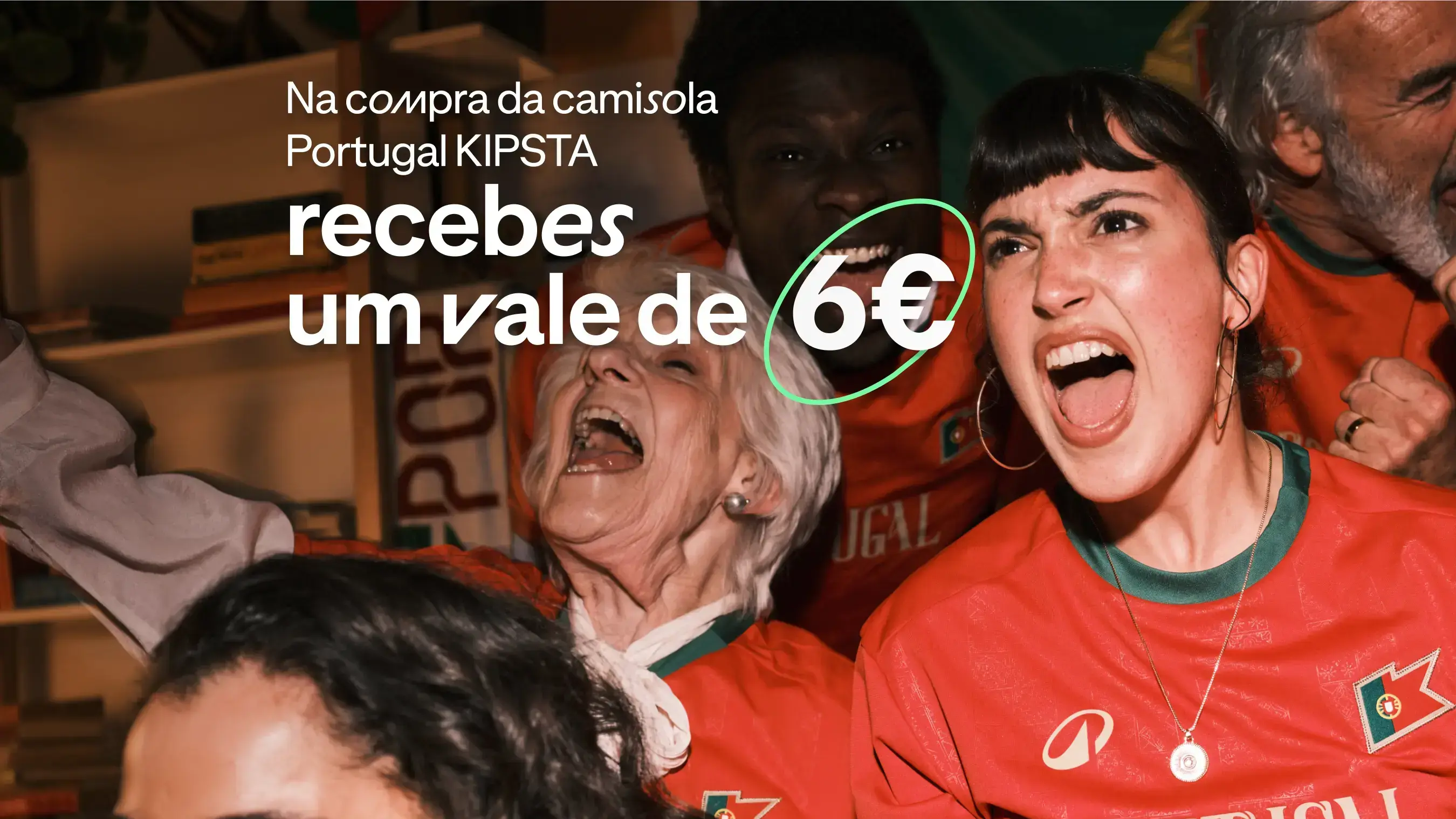Camisola vermelha Portugal Kipsta vestida por adeptos a festejar; na compra recebes vale de 6€.