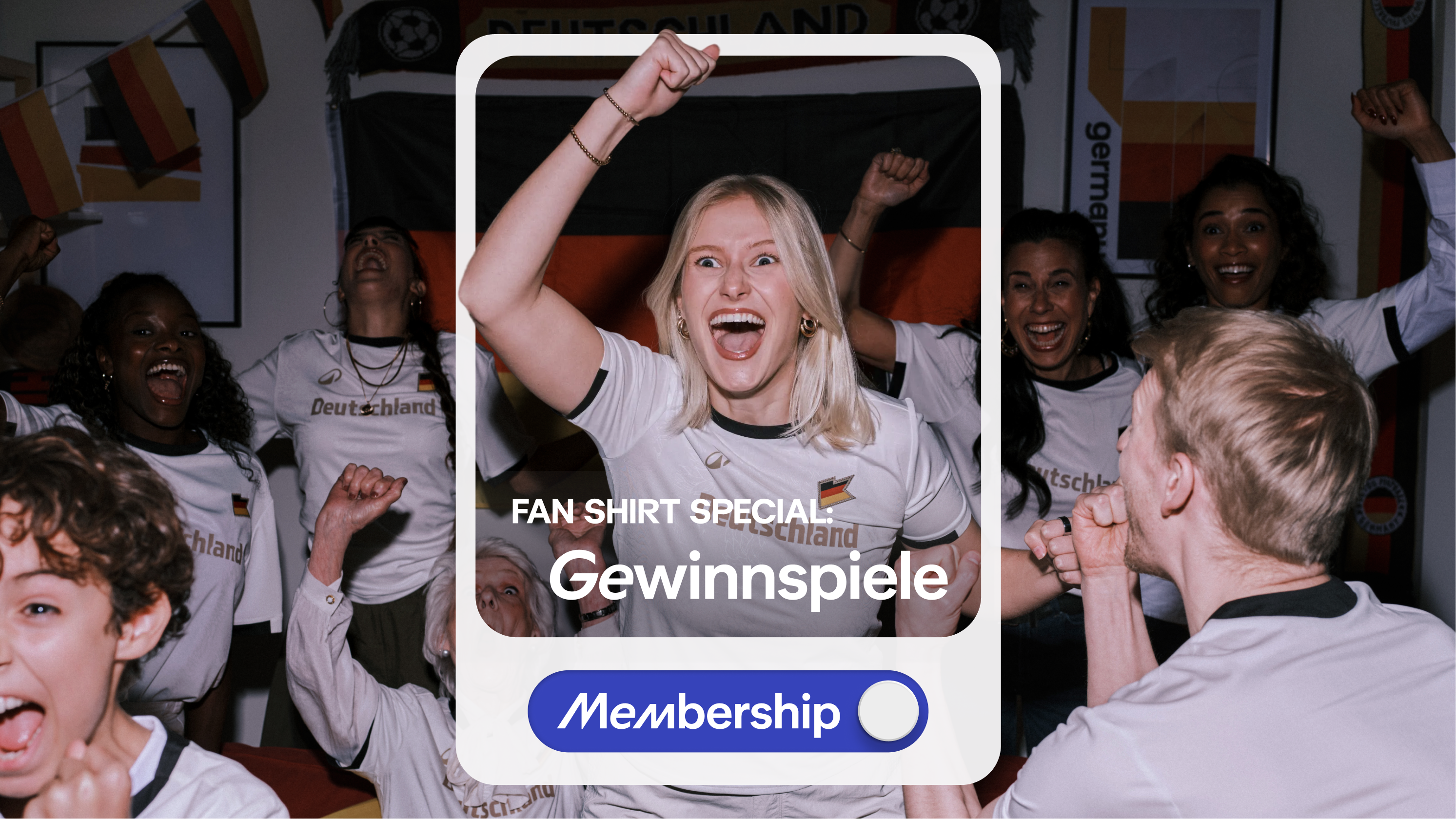 Eine Gruppe jubelnder Fußballfans in weißen Deutschland-Fanshirts feiert emotional vor Deutschlandflaggen. Im Fokus steht eine blonde Frau im Vordergrund mit erhobener Faust und weit geöffnetem Mund vor Freude. Mittig im Bild ist eine weiße Infobox mit der Aufschrift „FAN SHIRT SPECIAL: Gewinnspiele“ und einem blauen „Membership“-Button platziert.