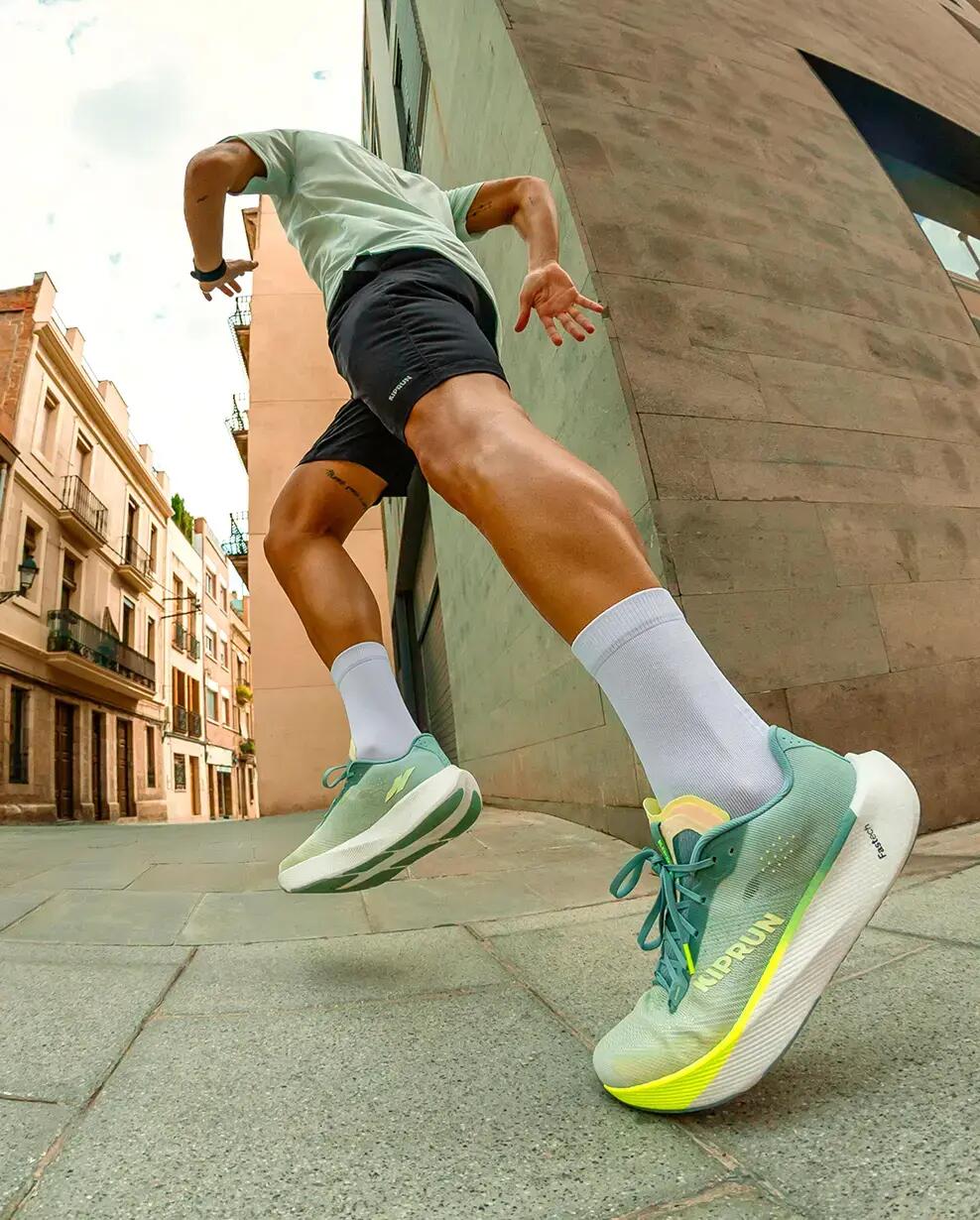 Ein Mann läuft in der Stadt mit Kiprun Schuhen