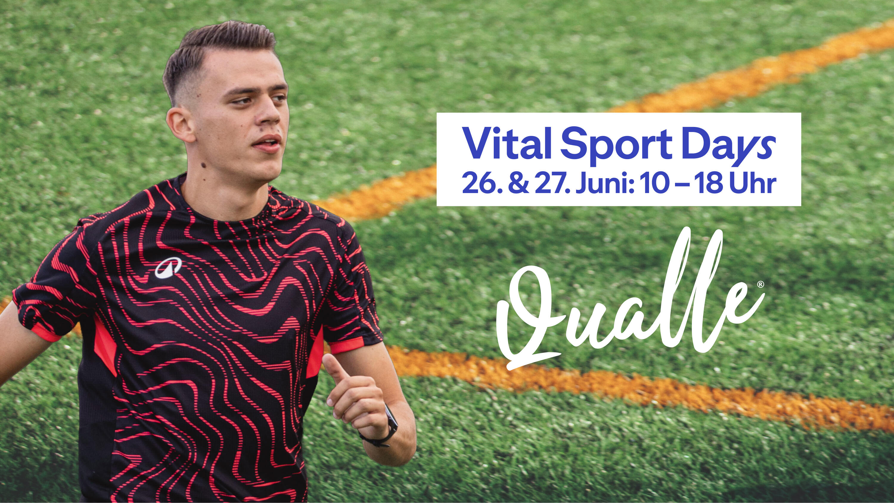 Ein junger Mann läuft auf einem grünen Sportplatz mit orangefarbenen Linien. Er blickt nach rechts und trägt ein Sportshirt mit einem rot-schwarzen, wellenförmigen Muster. Auf der rechten Seite der Grafik ist ein weißes Textfeld mit der Aufschrift „Vital Sport Days – 26. & 27. Juni: 10 – 18 Uhr“ zu sehen, darunter steht in weißer Schreibschrift das Wort „Qualle“.