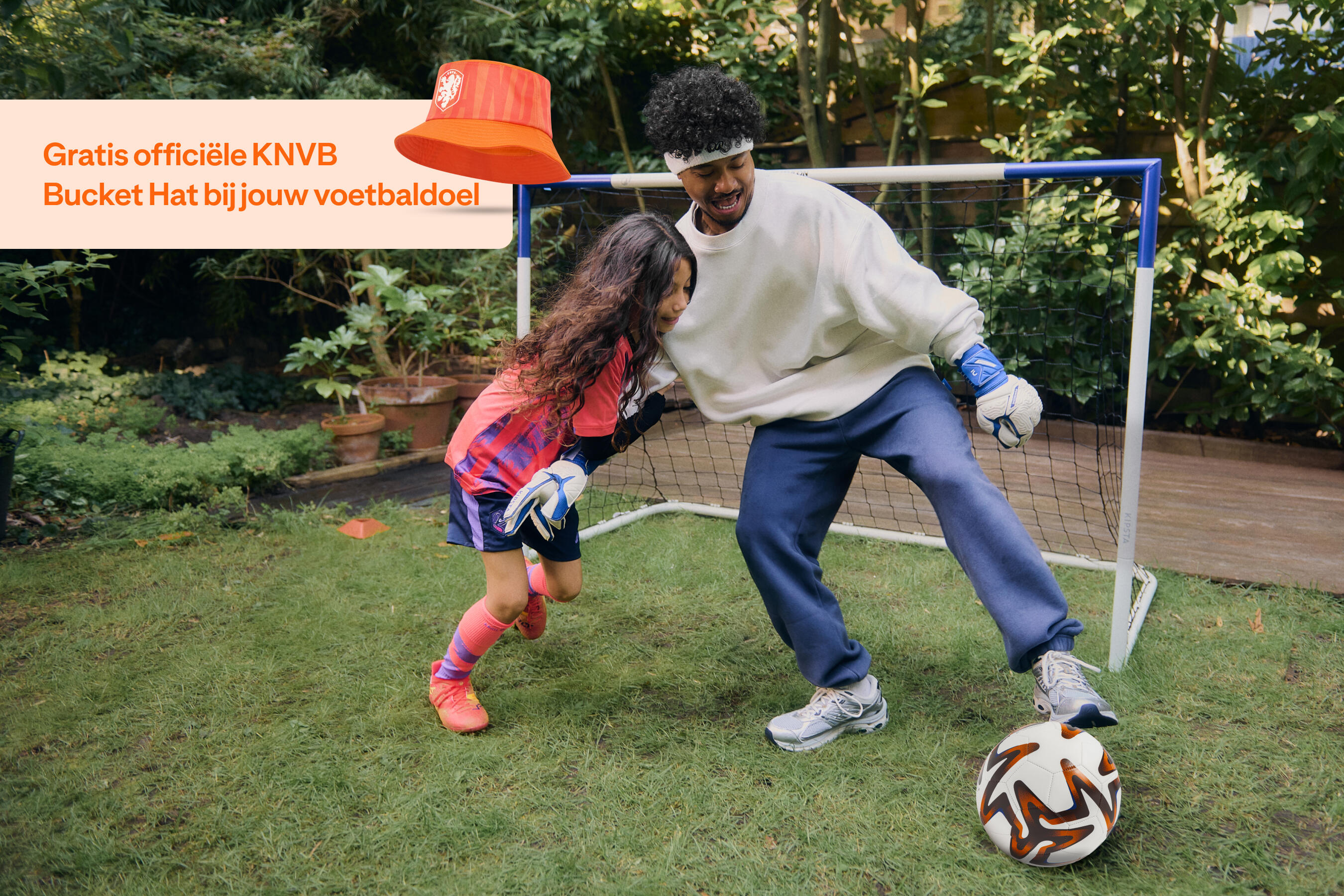 Oranje WK actie! Gratis oranje bucket hat bij aankoop van een kipsta classic goal voetbaldoeltje