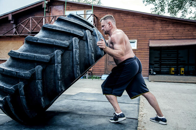 Przerzucanie opony w strongmanie – ćwiczenia i trening z oponą