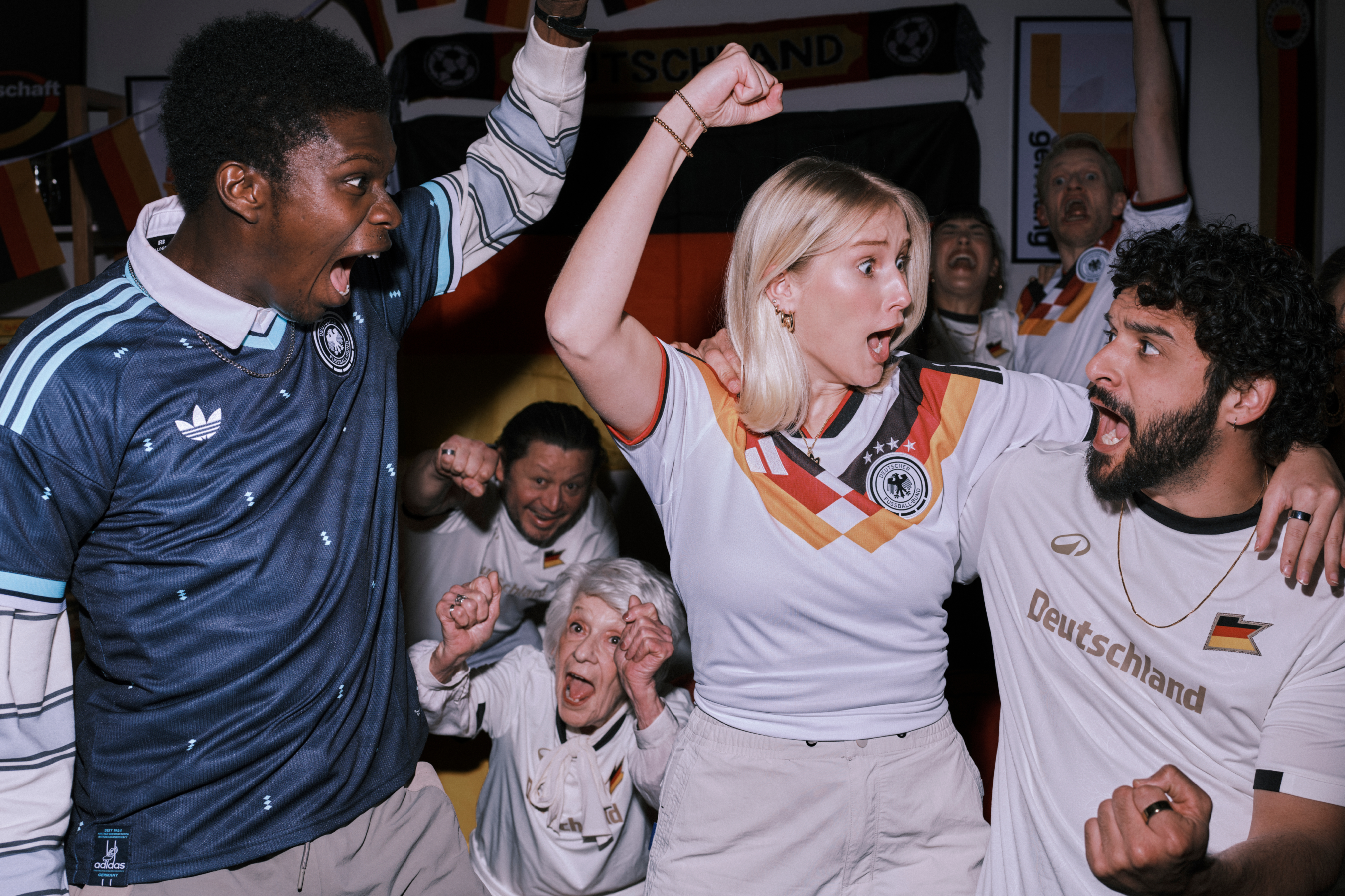 Fans jubeln in Deutschland Trikots