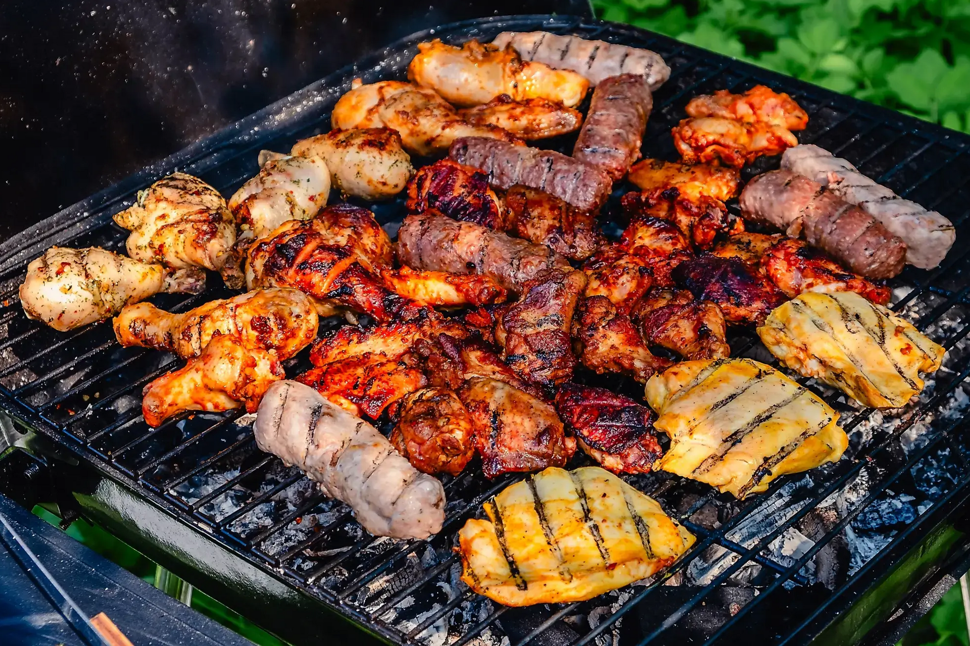 Mięso piekące się na grillu