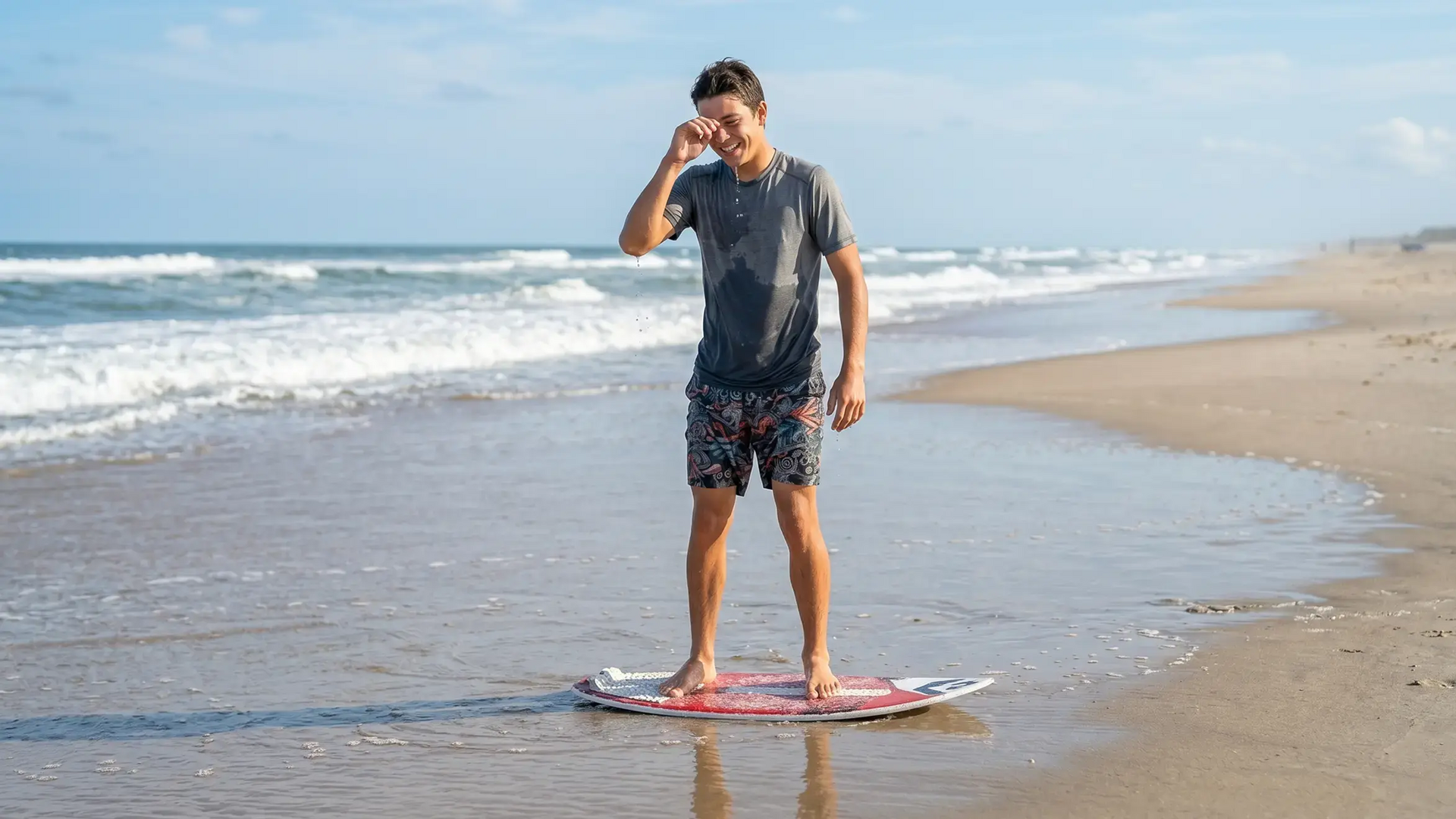 Chłopak stojący na brzegu na skimboardingu