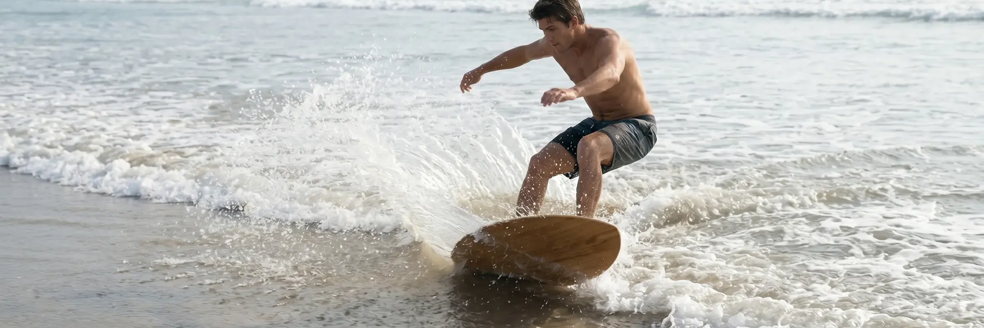 Mężczyzna trenujący skimboarding