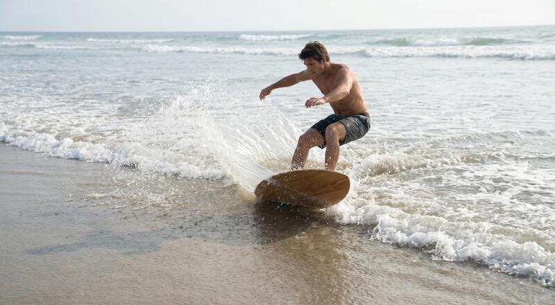 Skimboarding vs surfing – co uprawiać? Co je różni?