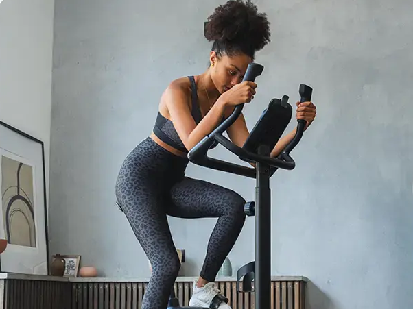 Mulher na esteira da academia com seu conjunto de roupa para treino feminino