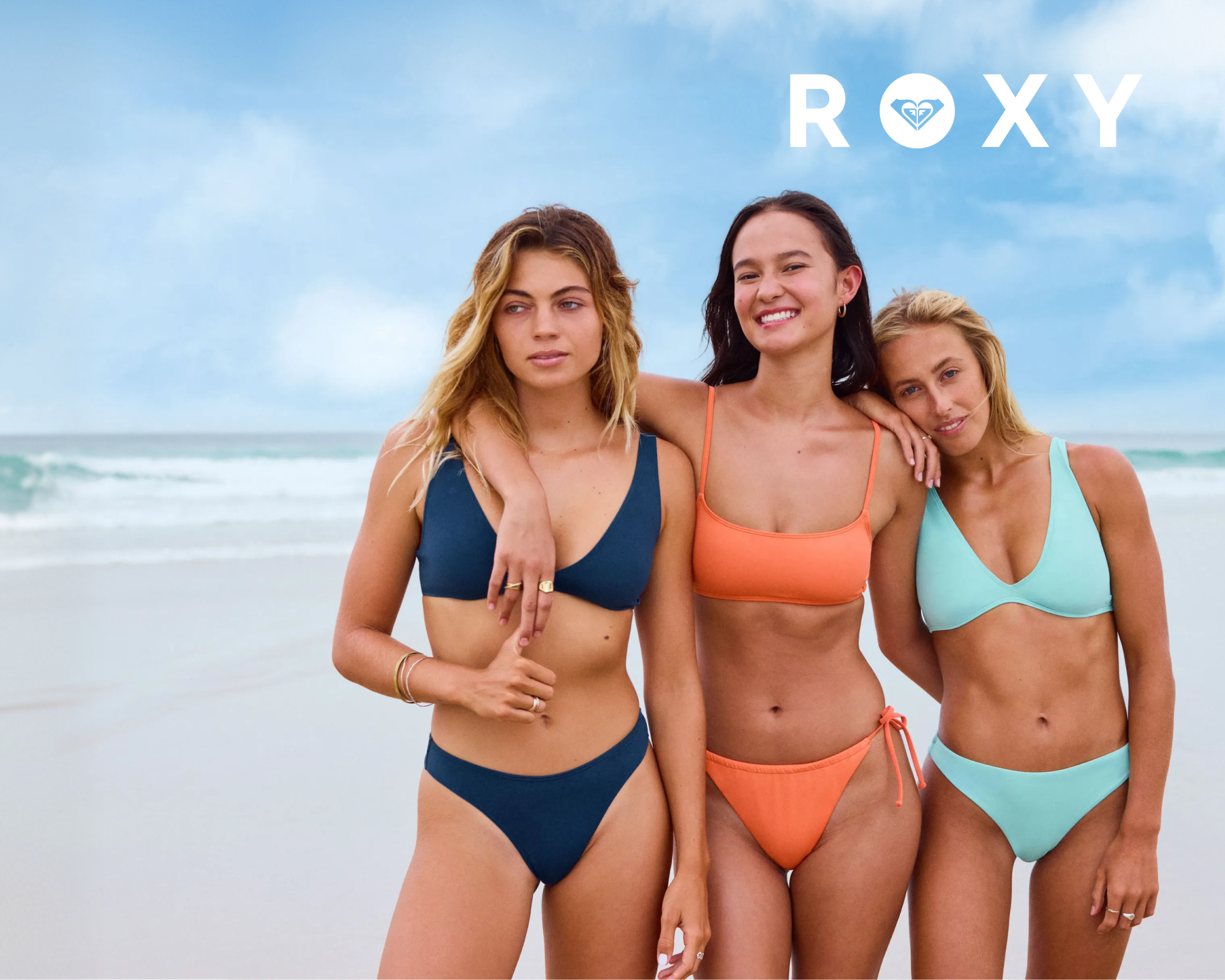 Roxy: Drei Frauen stehen am Strand in Rox Bikinis