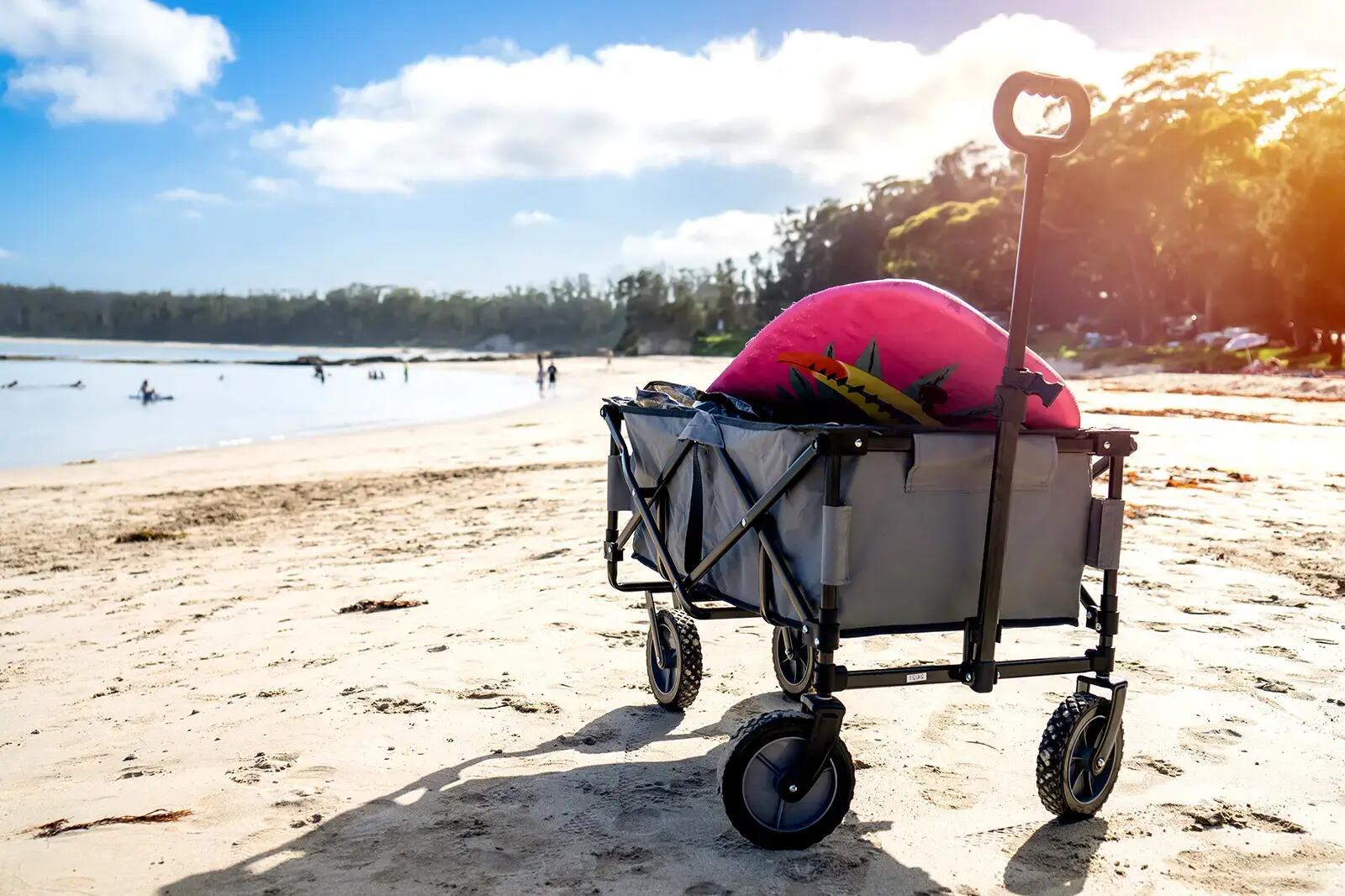 Wózek plażowy stojący na plaży