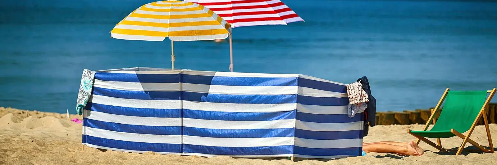 Parawan plażowy z parasolami rozbity na plaży
