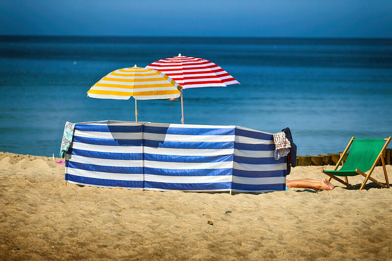Parawan plażowy – jaki kupić? Dobry parawan na plażę 
