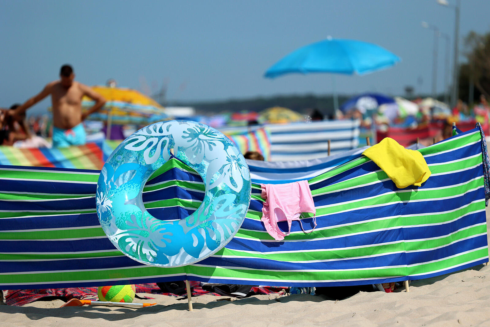 Parawan plażowy rozbity na plaży