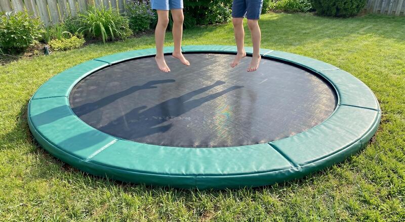 Trampolina w ziemi – jak zrobić i czy jest to bezpieczne?